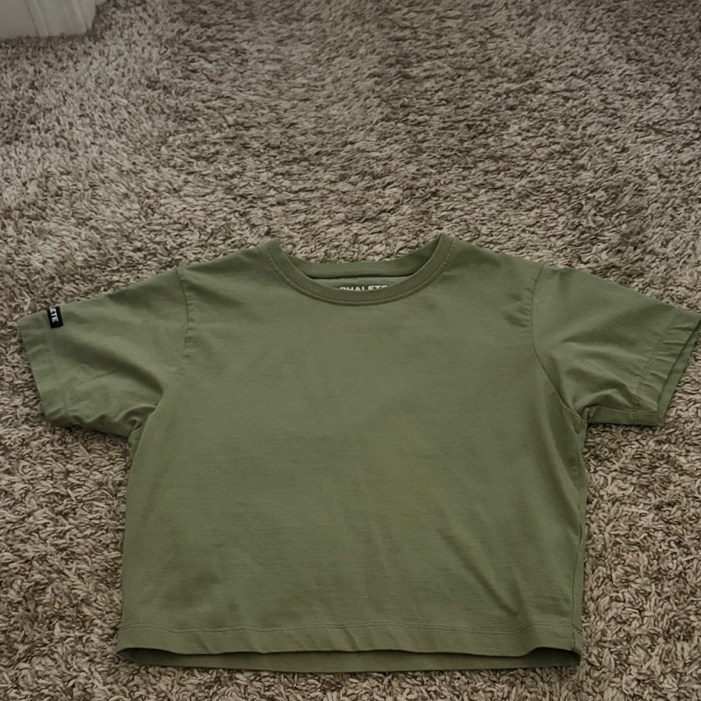 Alphalete Cropped Short Sleeve Tee in Sage
